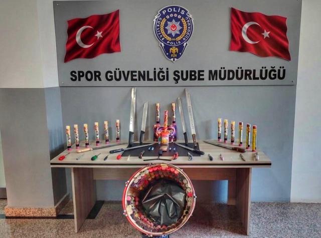 Süper Lig ekibinin taraftar otobüsünden cephanelik çıktı. Döner bıçağı, satır, sis bombası!