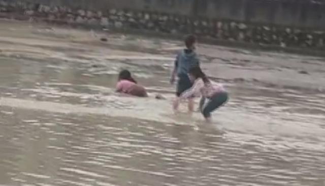 Şırnak'ta sağanak nedeniyle dereler taştı: Çocukların tehlikeli oyunu