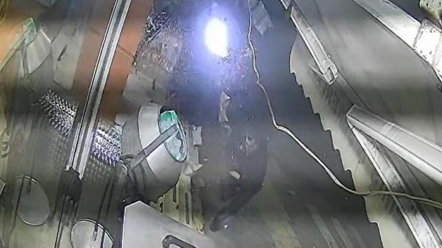 Otomobilin altında kalmaktan son anda kurtuldu